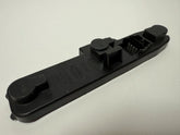Oryginalny prawy uchwyt lampy tylnej Renault Megane I Mako 39680751